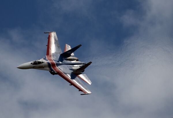 Многоцелевой истребитель Су-27 пилотажной группы Русские Витязи принимает участие в авиационном шоу на аэродроме в Кубинке на Международном военно-техническом форуме АРМИЯ-2016 Многоцелевой истребитель Су-27 пилотажной группы Русские Витязи принимает участие в авиационном шоу на аэродроме в Кубинке на Международном военно-техническом форуме АРМИЯ-2016