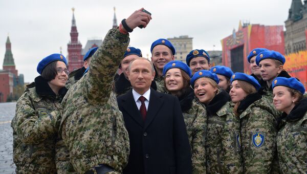 Президент России Владимир Путин фотографируется с участниками военно-патриотического центра Вымпел Президент России Владимир Путин фотографируется с участниками военно-патриотического центра Вымпел