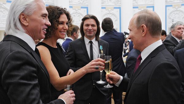 Президент России Владимир Путин, певец Дмитрий Маликов и певец Дмитрий Хворостовский с супругой Флоранс после церемонии вручения государственных наград в Екатерининском зале Кремля Президент России Владимир Путин, певец Дмитрий Маликов и певец Дмитрий Хворостовский с супругой Флоранс после церемонии вручения государственных наград в Екатерининском зале Кремля