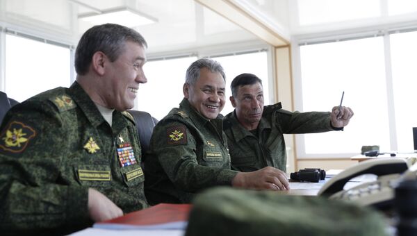 Министр обороны России Сергей Шойгу во время военных учений на побережье Черного моря в Крыму. 9 сентября 2016 Министр обороны России Сергей Шойгу во время военных учений на побережье Черного моря в Крыму. 9 сентября 2016