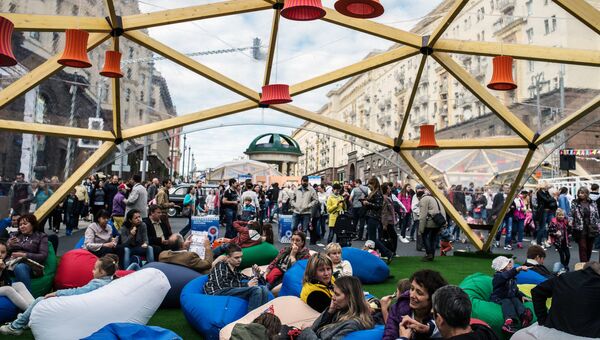 Жители и гости Москвы во время празднования Дня города Жители и гости Москвы во время празднования Дня города