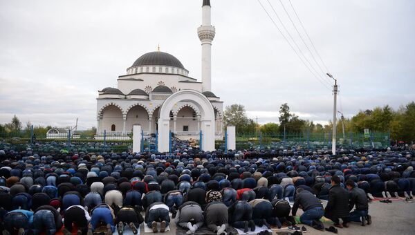 Мусульмане в день праздника жертвоприношения Курбан-Байрам у мечети имени Имама Исмаила Аль-Бухари в Верхней Пышме Мусульмане в день праздника жертвоприношения Курбан-Байрам у мечети имени Имама Исмаила Аль-Бухари в Верхней Пышме