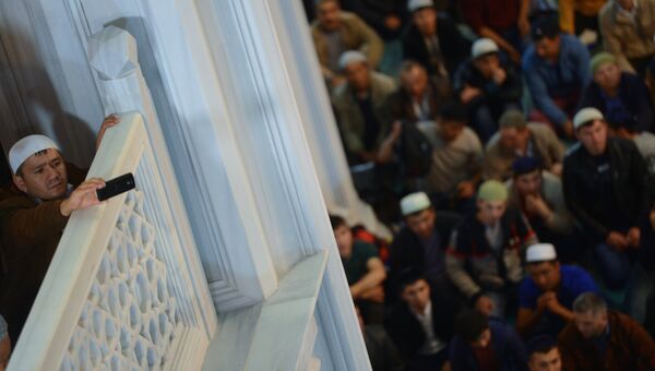 Мусульмане в день праздника жертвоприношения Курбан-Байрам в Московской Соборной мечети Мусульмане в день праздника жертвоприношения Курбан-Байрам в Московской Соборной мечети