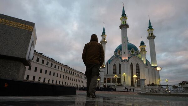 Мусульманин в день праздника жертвоприношения Курбан-Байрам возле мечети Кул-Шариф в Казани Мусульманин в день праздника жертвоприношения Курбан-Байрам возле мечети Кул-Шариф в Казани