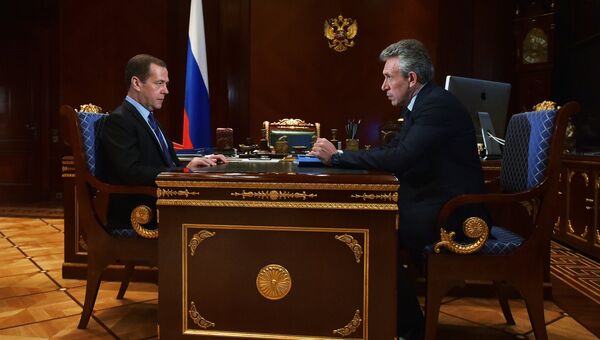 Председатель правительства РФ Дмитрий Медведев и председатель Внешэкономбанка Сергей Горьков. 12 сентября 2016 Председатель правительства РФ Дмитрий Медведев и председатель Внешэкономбанка Сергей Горьков. 12 сентября 2016