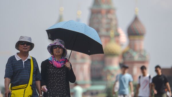 Туристы на Красной площади в Москве. Архивное фото Туристы на Красной площади в Москве. Архивное фото
