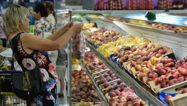 Покупательница у прилавка с фруктами в гипермаркете Лента в Новосибирске Покупательница у прилавка с фруктами в гипермаркете Лента в Новосибирске