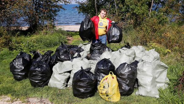 Ежегодная экологическая акция по сбору мусора на берегу Байкала Ежегодная экологическая акция по сбору мусора на берегу Байкала
