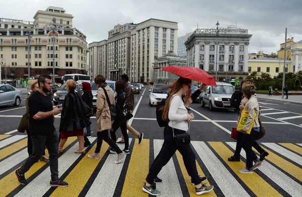 Пешеходы на Театральном проезде в Москве Пешеходы на Театральном проезде в Москве