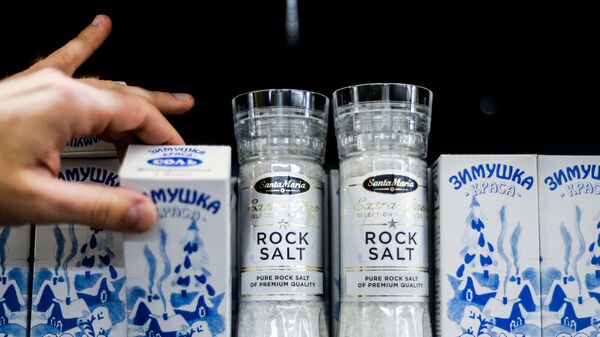 Покупатель выбирает соль в одном из магазинов в Великом Новгороде Покупатель выбирает соль в одном из магазинов в Великом Новгороде