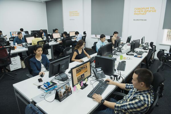 Сотрудники редакционного центра Sputnik в Кыргызстане Сотрудники редакционного центра Sputnik в Кыргызстане