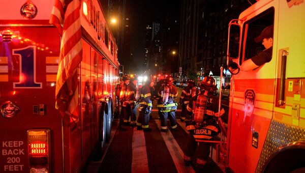 Спасатели на месте взрыва в Нью-Йорке, США Спасатели на месте взрыва в Нью-Йорке, США