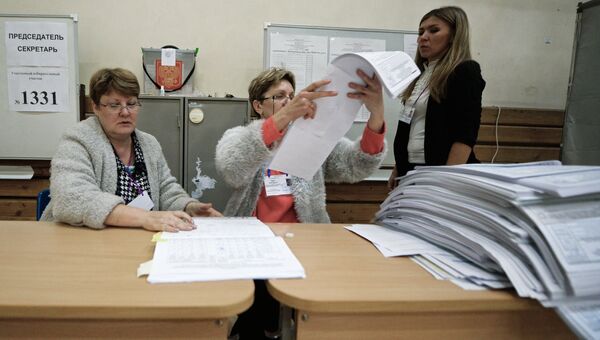 Члены избирательной комиссии во время подсчета голосов. Архивное фото Члены избирательной комиссии во время подсчета голосов. Архивное фото
