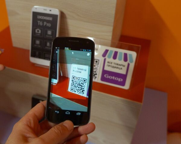 Сканирование QR-кода товара в шоуруме Aliexpress Сканирование QR-кода товара в шоуруме Aliexpress