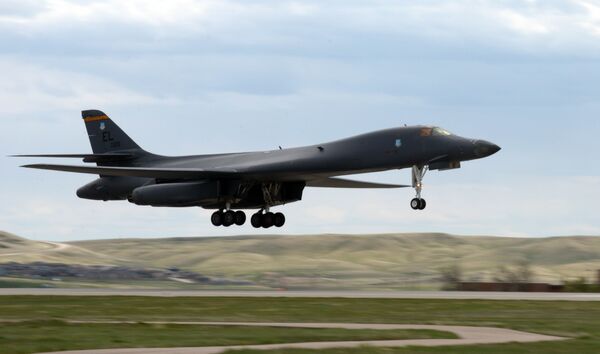 Стратегический бомбардировщик ВВС США B-1B Lancer Стратегический бомбардировщик ВВС США B-1B Lancer