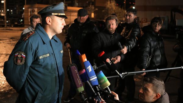 Исполняющий обязанности начальника ГУ МЧС России по Московской области полковник Алексей Павлов выступает перед журналистами рядом с местом крушения вертолета Ми-8 в Московской области Исполняющий обязанности начальника ГУ МЧС России по Московской области полковник Алексей Павлов выступает перед журналистами рядом с местом крушения вертолета Ми-8 в Московской области