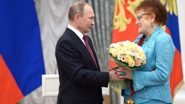 Президент РФ Владимир Путин и президент Российской академии образования Людмила Вербицкая на церемонии вручения государственных наград в Кремле. 22 сентября 2016 Президент РФ Владимир Путин и президент Российской академии образования Людмила Вербицкая на церемонии вручения государственных наград в Кремле. 22 сентября 2016