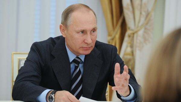 Президент РФ Владимир Путин во время встречи в Кремле с председателем Центральной избирательной комиссии Эллой Памфиловой и членами ЦИК. 23 сентября 2016 Президент РФ Владимир Путин во время встречи в Кремле с председателем Центральной избирательной комиссии Эллой Памфиловой и членами ЦИК. 23 сентября 2016