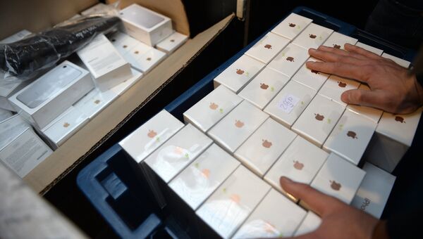 Новые смартфоны iPhone 7 и iPhone 7 Plus представлены на продажу в торговом центре ГУМ. Архивное фото Новые смартфоны iPhone 7 и iPhone 7 Plus представлены на продажу в торговом центре ГУМ. Архивное фото