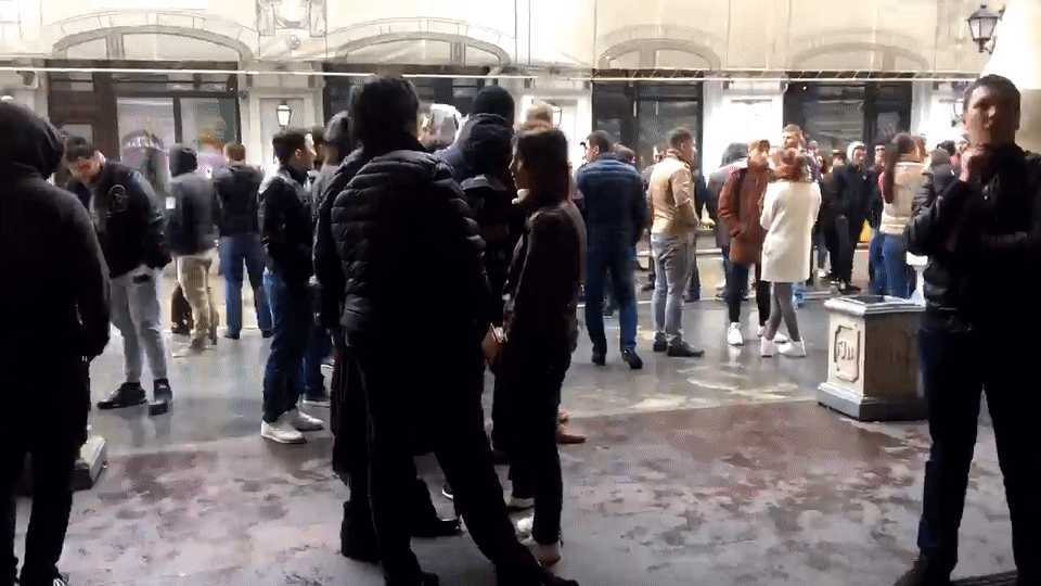 В сети появилось видео очереди за iPhone 7 в Москве В сети появилось видео очереди за iPhone 7 в Москве