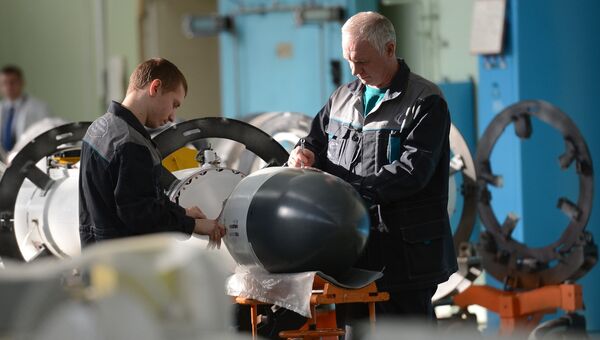 Рабочие в одном из цехов ОАО Корпорация Тактическое ракетное вооружение Рабочие в одном из цехов ОАО Корпорация Тактическое ракетное вооружение