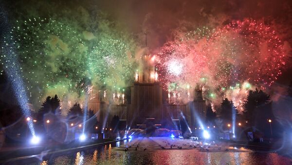 Церемония открытия Московского международного фестиваля Круг света у МГУ имени М.В. Ломоносова в Москве Церемония открытия Московского международного фестиваля Круг света у МГУ имени М.В. Ломоносова в Москве
