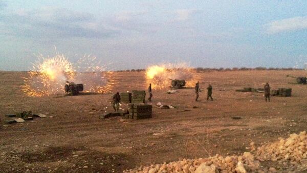 Сирийская артиллерия ведет огонь по террористам на севере провинция Хама в Сирии. Архивное фото Сирийская артиллерия ведет огонь по террористам на севере провинция Хама в Сирии. Архивное фото