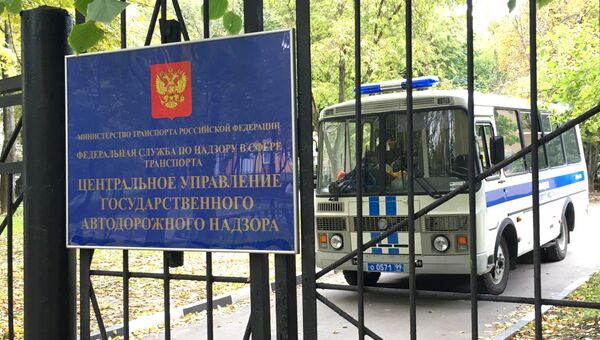 Полицейский автобус у здания управления Ространснадзора, архивное фото Полицейский автобус у здания управления Ространснадзора, архивное фото