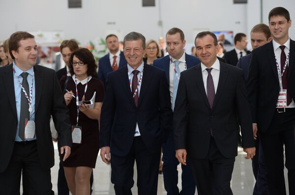 Заместитель председателя правительства РФ Дмитрий Козак (в центре) на международном инвестиционном форуме Сочи 2016 Заместитель председателя правительства РФ Дмитрий Козак (в центре) на международном инвестиционном форуме Сочи 2016