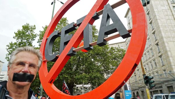 Акция протеста против создание зоны свободной торговли между Евросоюзом и Канадой (CETA). Архивное фото Акция протеста против создание зоны свободной торговли между Евросоюзом и Канадой (CETA). Архивное фото