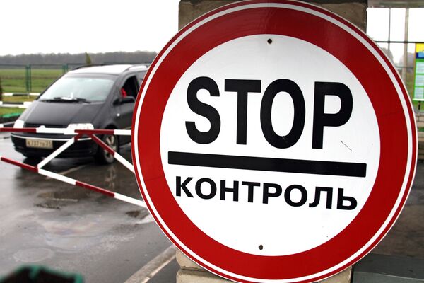 На международном автомобильном пункте пропуска Гоптивка на границе Украины с Россией На международном автомобильном пункте пропуска Гоптивка на границе Украины с Россией