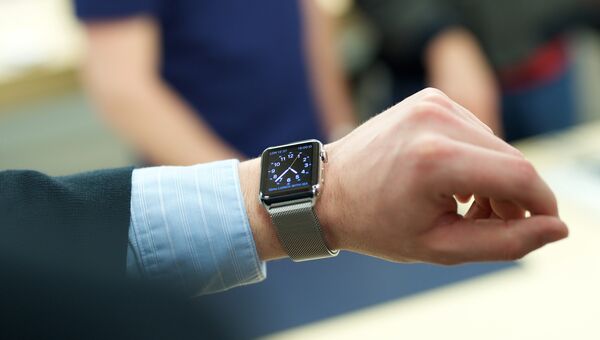 Покупатель примеряет часы Apple Watch. Архивное фото Покупатель примеряет часы Apple Watch. Архивное фото