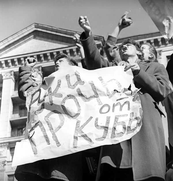 Пикет под лозунгом Руки прочь от Кубы! в Москве во время Карибского кризиса 1962 года Пикет под лозунгом Руки прочь от Кубы! в Москве во время Карибского кризиса 1962 года