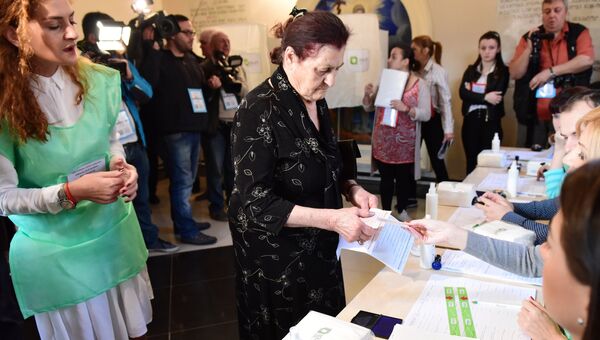 Избиратели голосуют на Парламентский выборах на одном из избирательных участков в Тбилиси Избиратели голосуют на Парламентский выборах на одном из избирательных участков в Тбилиси