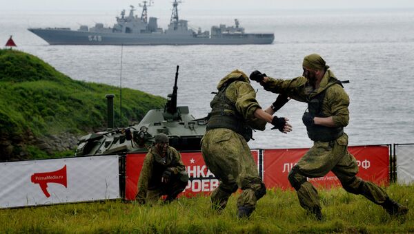 Выступление морских пехотинцев Тихоокеанского флота перед участниками Гонки героев во Владивостоке на полигоне Горностай Выступление морских пехотинцев Тихоокеанского флота перед участниками Гонки героев во Владивостоке на полигоне Горностай