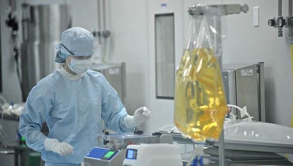 Сотрудник российской биотехнологической компании Biocad. Архивное фото Сотрудник российской биотехнологической компании Biocad. Архивное фото