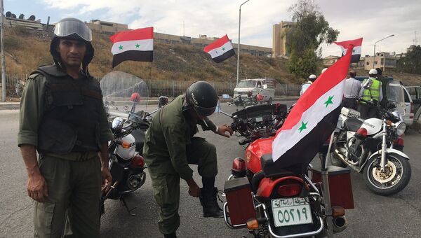 Сотрудники полиции готовятся к выходу мирных граждан и боевиков из восточного Алеппо. Сотрудники полиции готовятся к выходу мирных граждан и боевиков из восточного Алеппо.