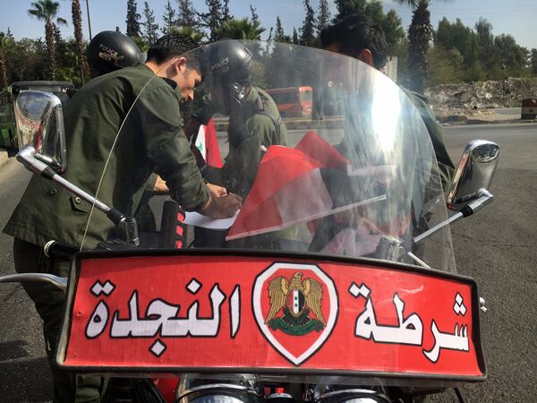 Сотрудники полиции готовятся к выходу мирных граждан и боевиков из восточного Алеппо Сотрудники полиции готовятся к выходу мирных граждан и боевиков из восточного Алеппо
