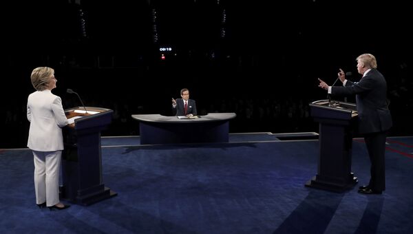 Кандидаты в президенты США Дональд Трамп и Хиллари Клинтон на третьих теледебатах. 19 октября 2016 года Кандидаты в президенты США Дональд Трамп и Хиллари Клинтон на третьих теледебатах. 19 октября 2016 года