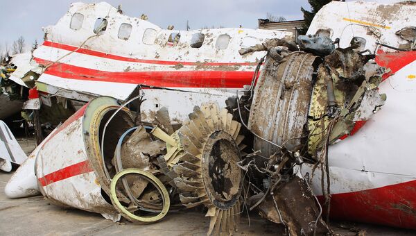Обломки польского правительственного самолета Ту-154 на охраняемой площадке аэродрома в Смоленске Обломки польского правительственного самолета Ту-154 на охраняемой площадке аэродрома в Смоленске