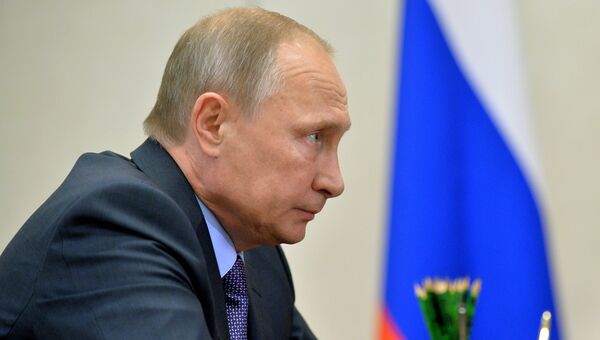Президент РФ Владимир Путин во время встречи с председателем правительства РФ Дмитрием Медведевым в резиденции Ново-Огарево. 25 октября 2016 Президент РФ Владимир Путин во время встречи с председателем правительства РФ Дмитрием Медведевым в резиденции Ново-Огарево. 25 октября 2016