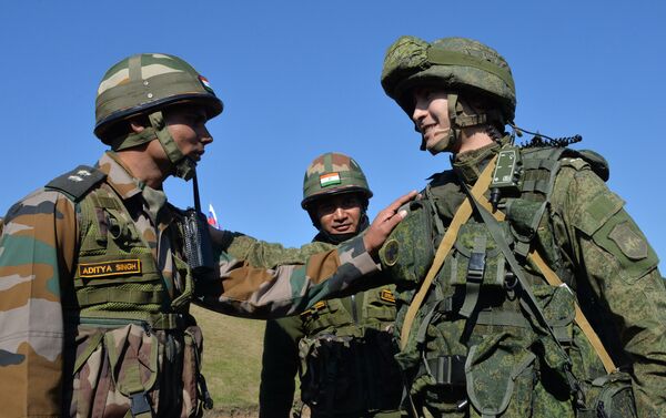 Российский и индийские военнослужащие на полигоне Сергеевский в рамках российско-индийских военных учений Индра-2016 в Приморье Российский и индийские военнослужащие на полигоне Сергеевский в рамках российско-индийских военных учений Индра-2016 в Приморье