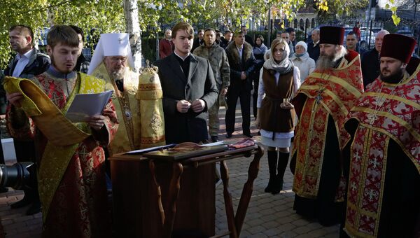 Митрополит Симферопольский и Крымский Лазарь на открытии часовни в честь святых царственных страстотерпцев государя Николая II и его семьи у здания крымской прокуратуры в Симферополе Митрополит Симферопольский и Крымский Лазарь на открытии часовни в честь святых царственных страстотерпцев государя Николая II и его семьи у здания крымской прокуратуры в Симферополе