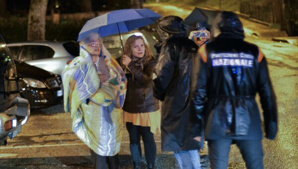 Жители Уссита в центральной Италии, готовятся провести ночь в палатках под проливным дождем после землетрясения, 27 октября 2016 Жители Уссита в центральной Италии, готовятся провести ночь в палатках под проливным дождем после землетрясения, 27 октября 2016