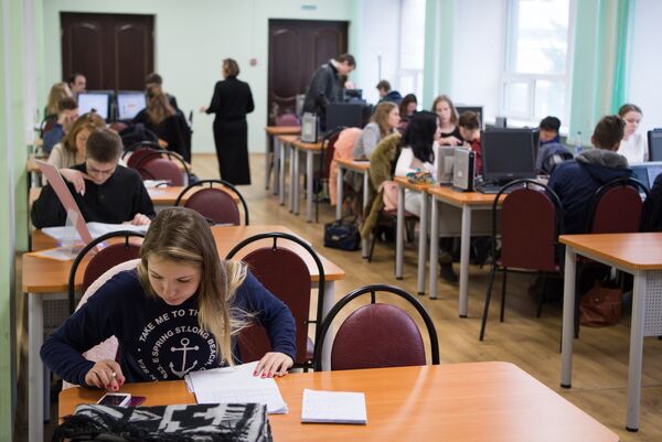 Студенты в библиотеке национального исследовательского ядерного университета МИФИ в Москве Студенты в библиотеке национального исследовательского ядерного университета МИФИ в Москве