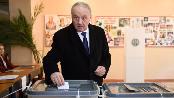 Президент Молдавии Николай Тимофти на избирательном участке в Кишиневе Президент Молдавии Николай Тимофти на избирательном участке в Кишиневе