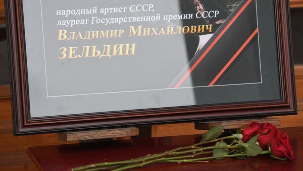 Цветы у театра Советской Армии в Москве в память об актере Владимире Зельдине Цветы у театра Советской Армии в Москве в память об актере Владимире Зельдине