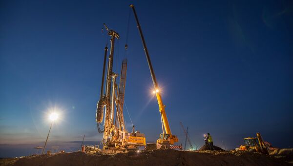 Рабочий на строительстве моста через Керченский пролив в Крыму. Архивное фото Рабочий на строительстве моста через Керченский пролив в Крыму. Архивное фото