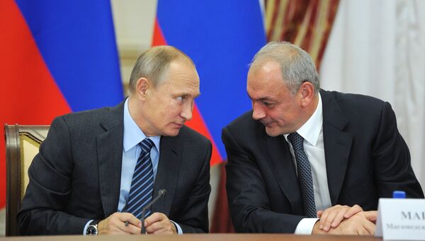 Президент РФ Владимир Путин и заместитель руководителя администрации президента РФ Магомедсалам Магомедов на заседании Совета по межнациональным отношениям в Астрахани. 31 октября 2016 Президент РФ Владимир Путин и заместитель руководителя администрации президента РФ Магомедсалам Магомедов на заседании Совета по межнациональным отношениям в Астрахани. 31 октября 2016
