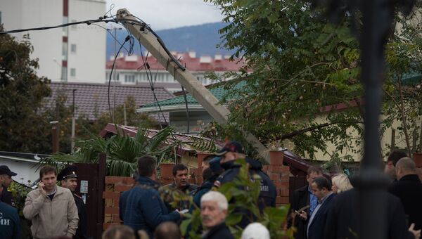 Место падения вертолета на крышу частного жилого дома в Адлерском районе Сочи Место падения вертолета на крышу частного жилого дома в Адлерском районе Сочи